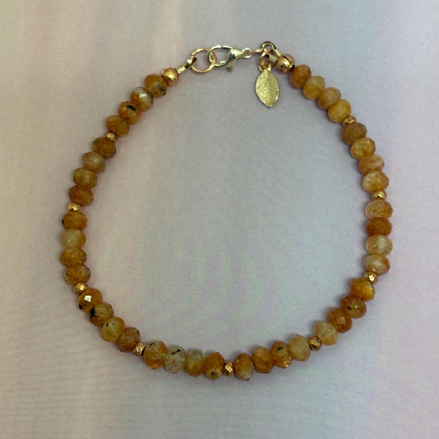 Sunstone Copper Bracelet – Handcrafted Gemstone Crystal Jewelry with Gold Accents